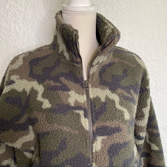 American Eagle Camo Fuzzy Sherpa Zip up Jacket sweatshirt Size S - Picture 3 of 10